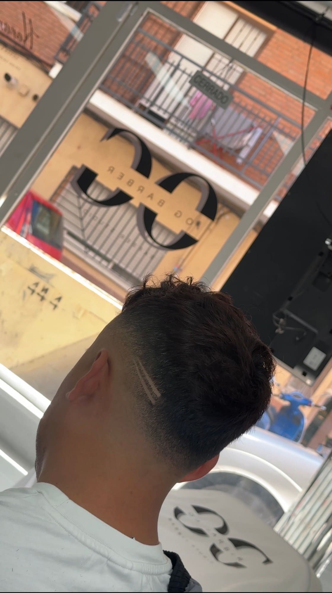 Corte con líneas rasuradas a un lado