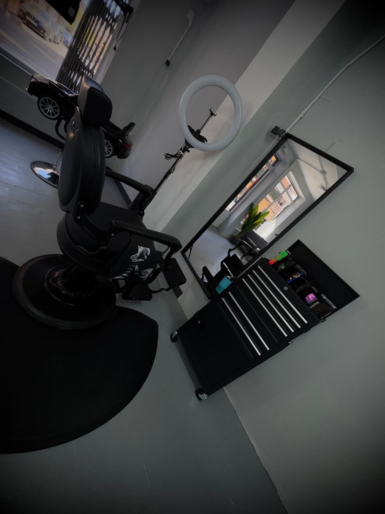 Puesto de trabajo con sillón de barbero y espejo
